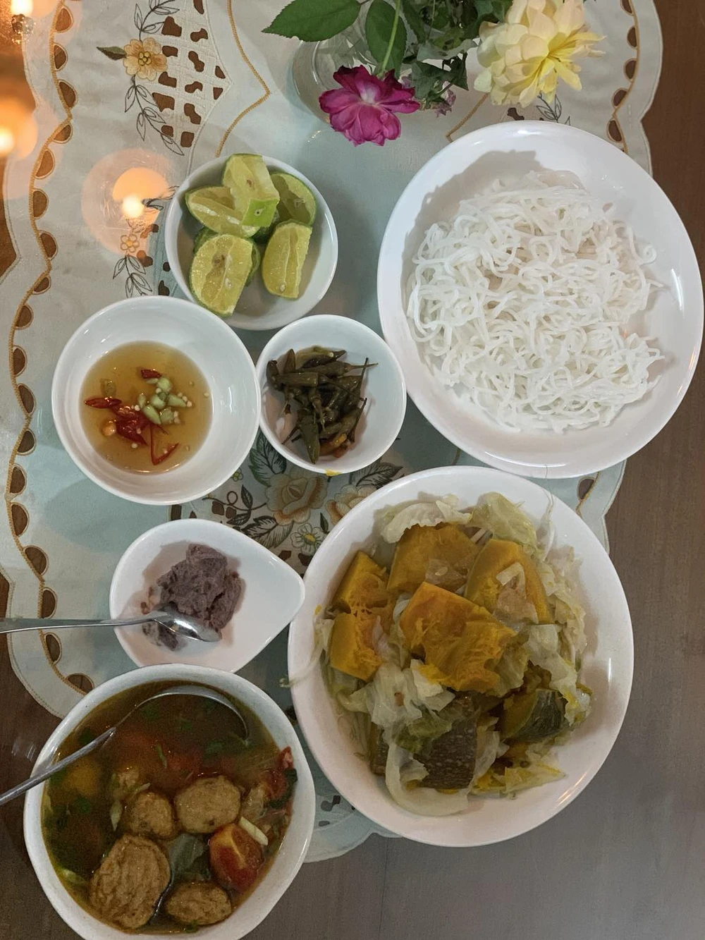 Bún chả Đà Nẵng ăn kèm với ít bún, mấy lát chả cá, thêm bí đỏ, măng khô, tóp mỡ, hành xắt nhỏ.