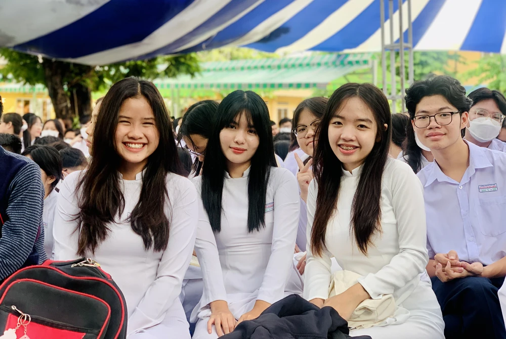 Nữ sinh trường THPT Nguyễn Thượng Hiền- TP.HCM duyên dáng trong tà áo dài trắng. Ảnh: THẢO PHƯƠNG