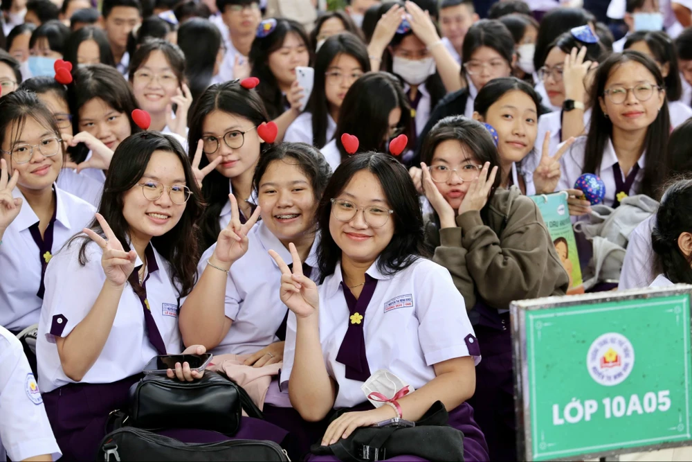 Học sinh lớp 10 trường THPT Nguyễn Thị Minh Khai - TP.HCM hân hoan trong Lễ khai giảng sáng 5-9. Ảnh: HOÀNG GIANG