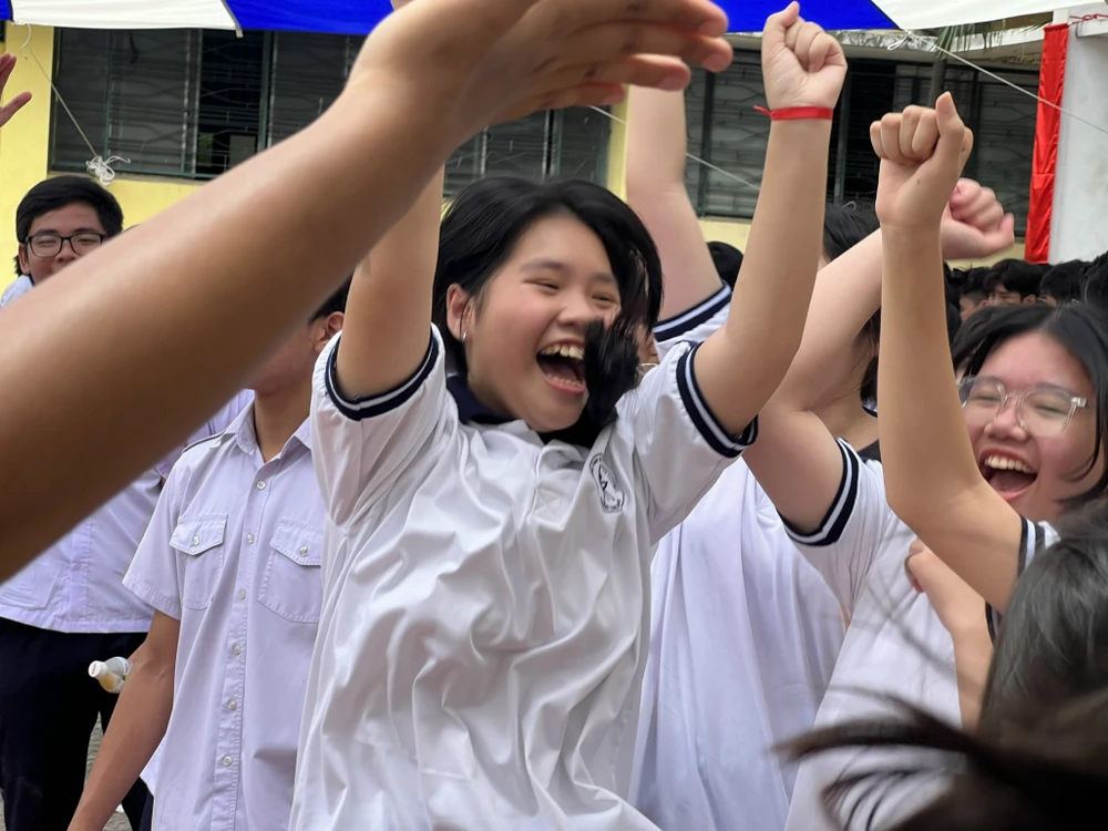 Niềm vui chiến thắng của nhóm học sinh trường THPT Trần Đại Nghĩa -TP.HCM sau một trò chơi. Ảnh: QUỐC HƯƠNG
