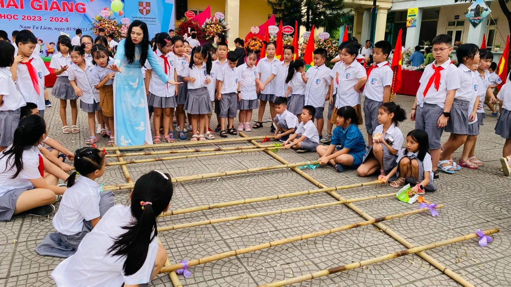 Sau hoạt động lễ khai giảng, các em học sinh trường Tiểu học Nam Từ Liêm- Hà Nội tham gia nhiều hoạt động dân gian như kéo co, nhảy sạp… tại sân trường. Ảnh: MINH TRÚC