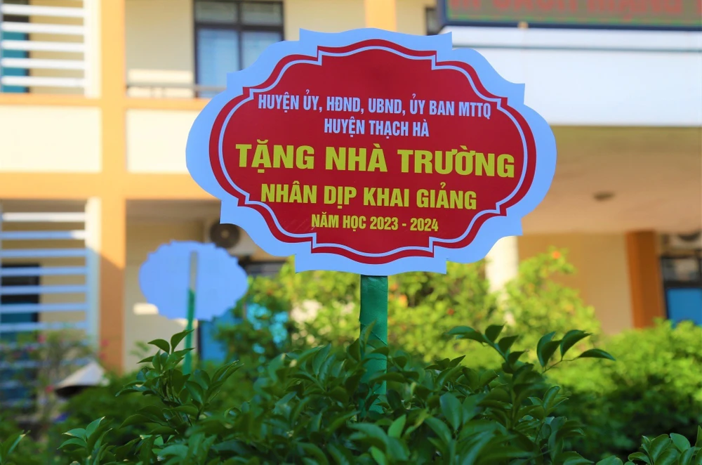 Mỗi trường học đều được tặng 1 chậu cây Hạnh phúc. Ảnh: KHẮC MAI