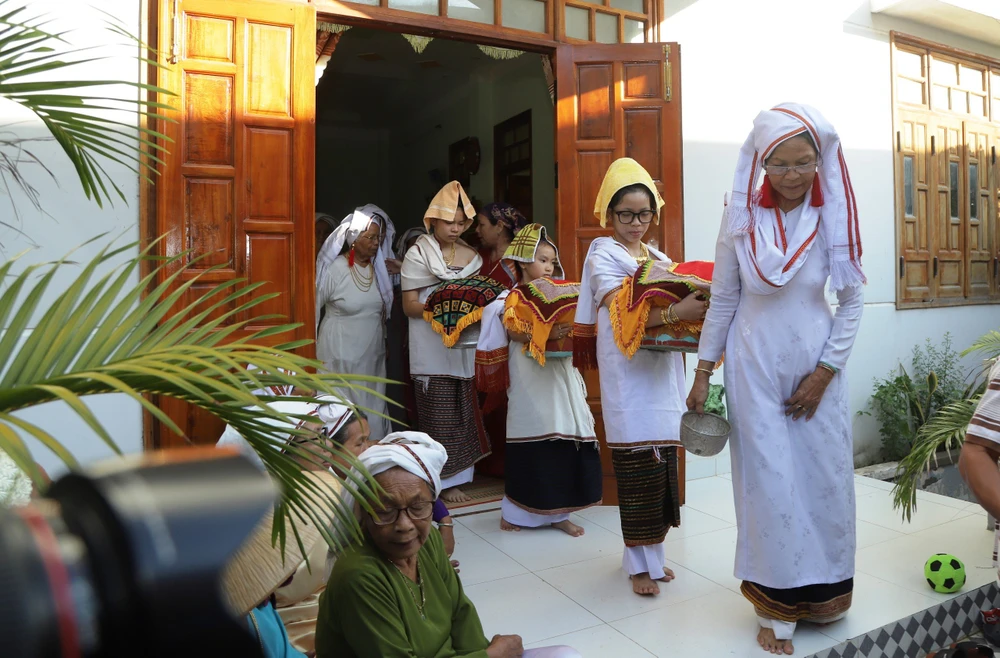 1. Lễ Karơh độc đáo của người Chăm.jpg