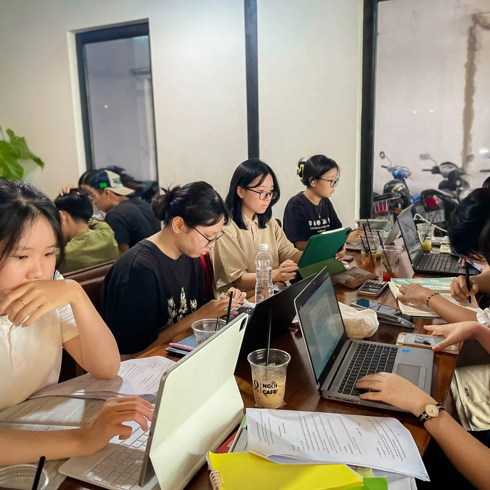 Ngồi Cà phê 3.jpg