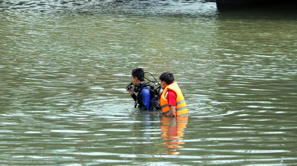 Công an tìm kiếm người nghi đuối nước trên rạch Cái Khế ảnh 4