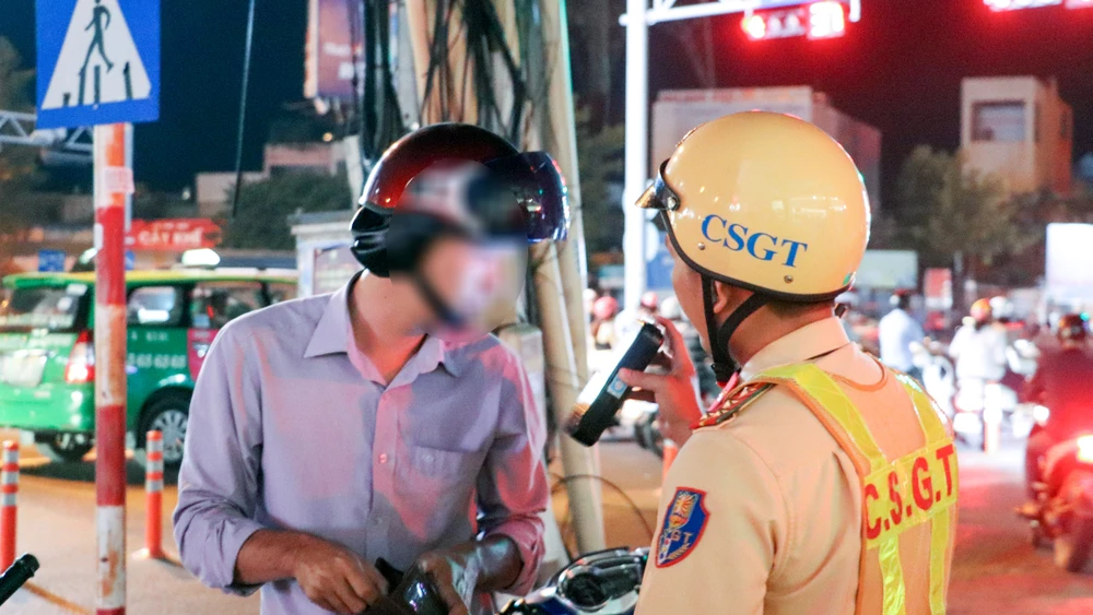 Cần Thơ: Một tài xế bị xử phạt 17 triệu đồng vì nồng độ cồn ảnh 3