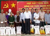 Chủ tịch Trần Thanh Mẫn tặng quà cho hộ nghèo tại Sóc Trăng