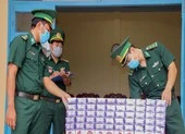 Đợi Biên phòng đi ăn cơm để vác hàng lậu qua biên giới