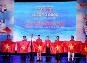 Trao cờ Tổ quốc đồng hành cùng ngư dân vươn khơi bám biển