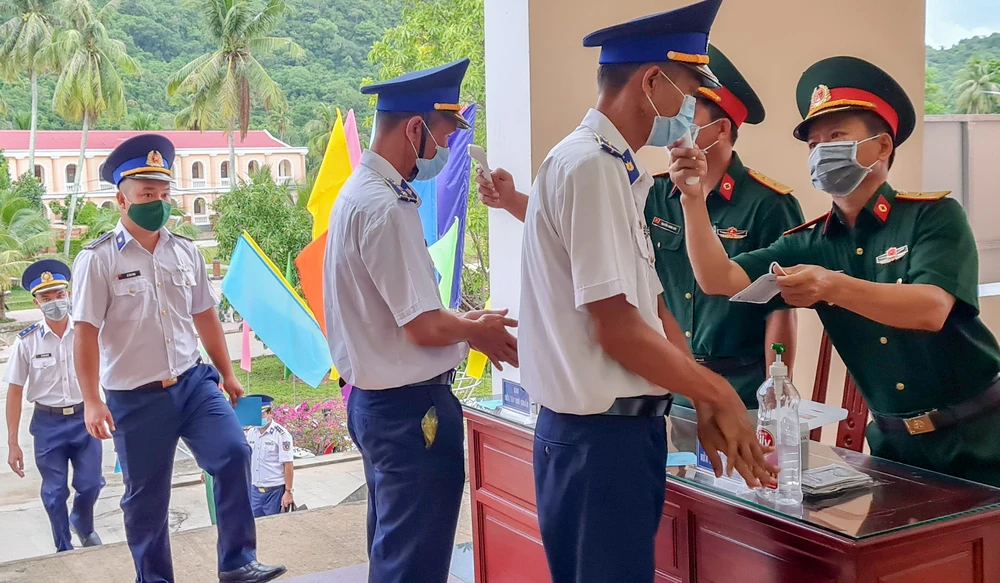 Hình ảnh cử tri xã đảo Thổ Châu bầu cử sớm trong ngày 21-5 ảnh 12