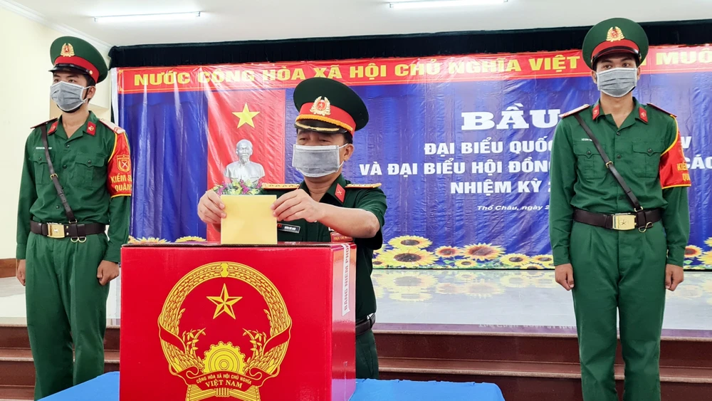 Hình ảnh cử tri xã đảo Thổ Châu bầu cử sớm trong ngày 21-5 ảnh 13