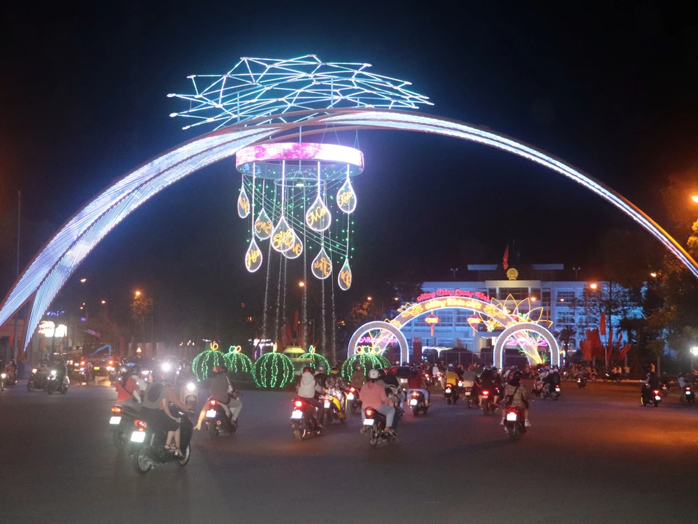 Người dân nô nức xuống phố vui xuân đón giao thừa ảnh 5 Người dân nô nức xuống phố vui xuân đón giao thừa ảnh 5