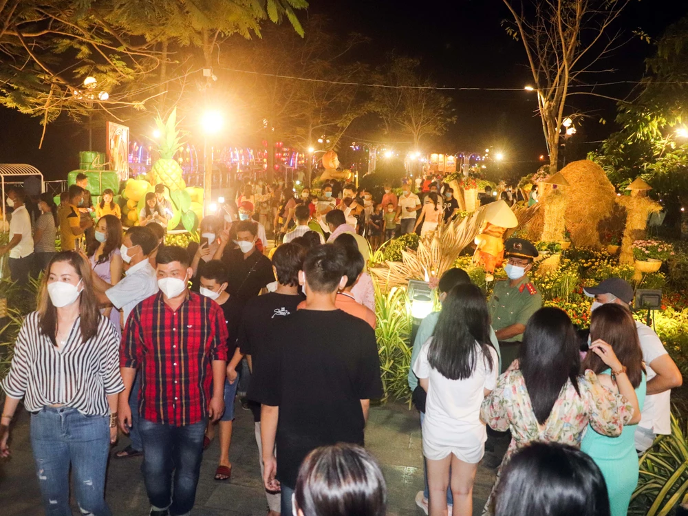 Người dân nô nức xuống phố vui xuân đón giao thừa ảnh 12 Người dân nô nức xuống phố vui xuân đón giao thừa ảnh 12