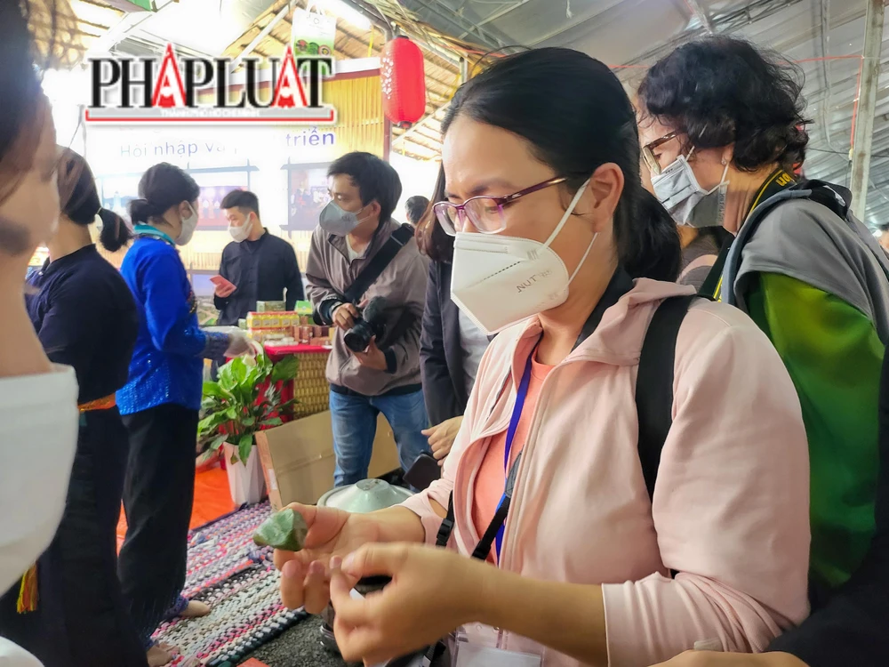 Bánh ngải sau khi hoàn thành có màu xanh lá rất bắt mắt, tùy theo yêu cầu, nghệ nhân sẽ sắp xếp bánh theo hình dáng nhất định. Thưởng thức món bánh ngải, các du khách đều bày tỏ: “Bánh có phong vị rất đặc biệt, độ dẻo của nếp cộng với mùi thơm béo của mè tạo nên cảm giác rất đặc biệt. Đặc biệt dù nguyên liệu có lá ngải cứu, bản chất vị đắng nhưng qua bàn tay khéo léo của nghệ nhân, người ăn không cảm thấy đắng mà lại có cảm giác thanh mát và thơm”. Bánh ngải sau khi hoàn thành có màu xanh lá rất bắt mắt, tùy theo yêu cầu, nghệ nhân sẽ sắp xếp bánh theo hình dáng nhất định. Thưởng thức món bánh ngải, các du khách đều bày tỏ: “Bánh có phong vị rất đặc biệt, độ dẻo của nếp cộng với mùi thơm béo của mè tạo nên cảm giác rất đặc biệt. Đặc biệt dù nguyên liệu có lá ngải cứu, bản chất vị đắng nhưng qua bàn tay khéo léo của nghệ nhân, người ăn không cảm thấy đắng mà lại có cảm giác thanh mát và thơm”.