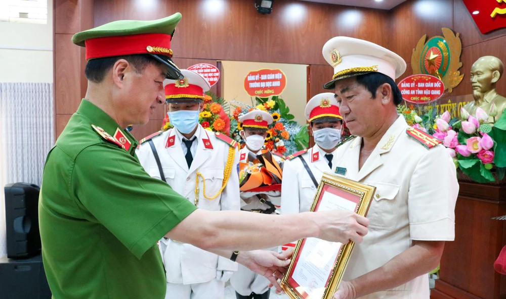 Trung tướng Nguyễn Duy Ngọc (bìa trái), Thứ trưởng Bộ Công an trao Quyết định điều động, bổ nhiệm Đại tá Nguyễn Văn Hận giữ chức Giám đốc Công an tỉnh Kiên Giang. Ảnh: VĂN VŨ