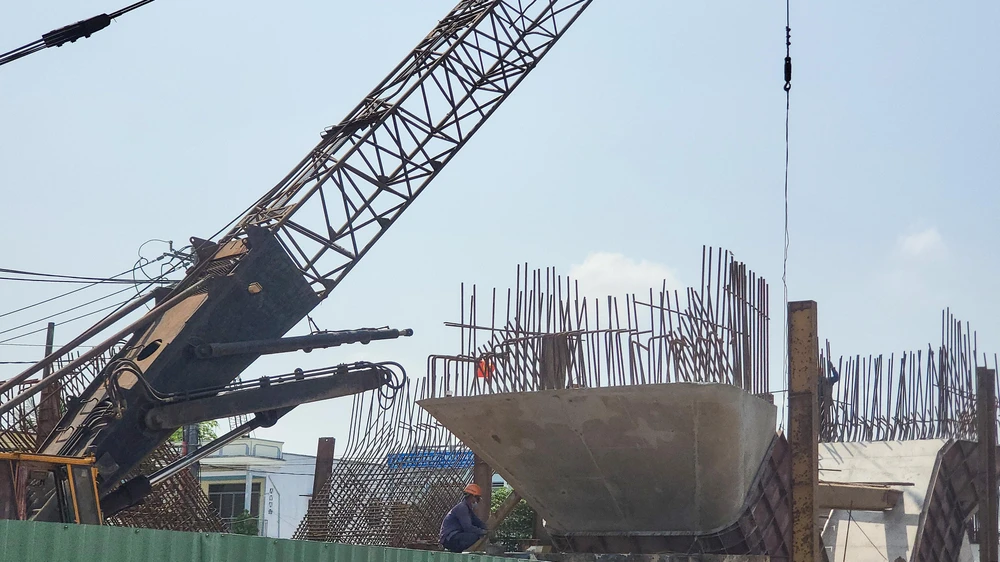 Phó Giám đốc Ban quản lý dự án ODA TP: "Nếu nhà thầu không đảm bảo về mặt tiến độ như cam kết, chúng tôi sẽ xem xét cắt, chuyển khối lượng cho những liên danh trong hợp đồng. Nếu như không đảm bảo nữa, sẽ xem xét cắt hợp đồng”. Ảnh: CHÂU ANH