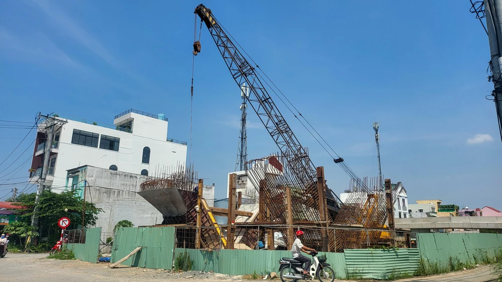 Dự kiến đến tháng 6-2022, sẽ hoàn thành nhịp hai bên cầu, riêng phần nhịp chính được thiết kế theo kết cấu thép khả năng không hoàn thành. Ảnh: CHÂU ANH