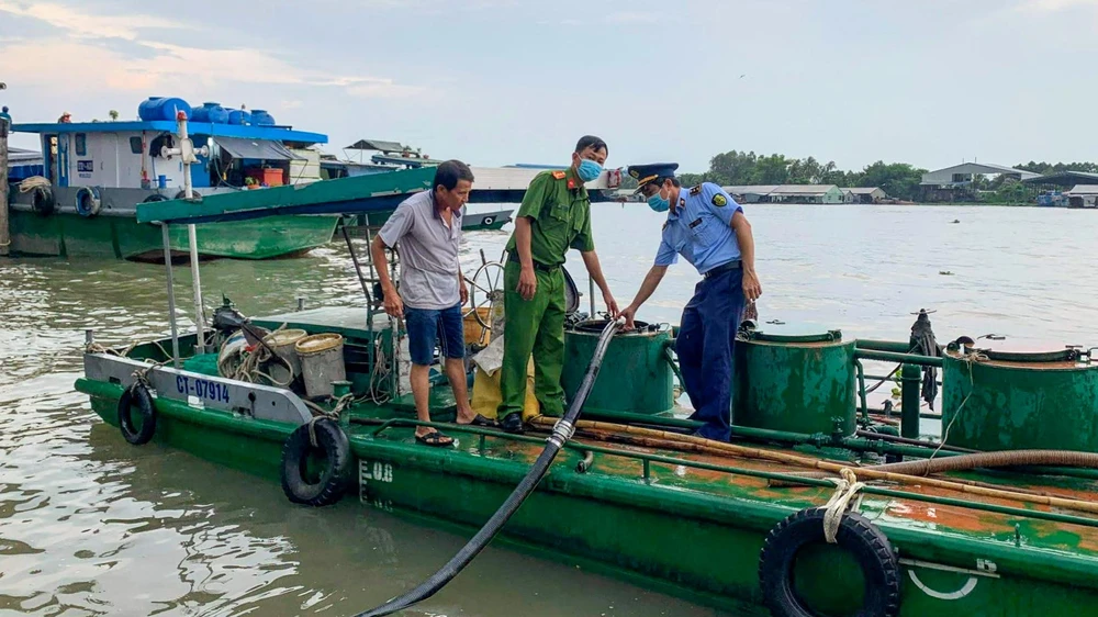 Lực lượng chức năng xác định doanh nghiệp NĐ đã có hành vi chuyển tải xăng dầu không đúng vị trí quy định. Ảnh: DMS