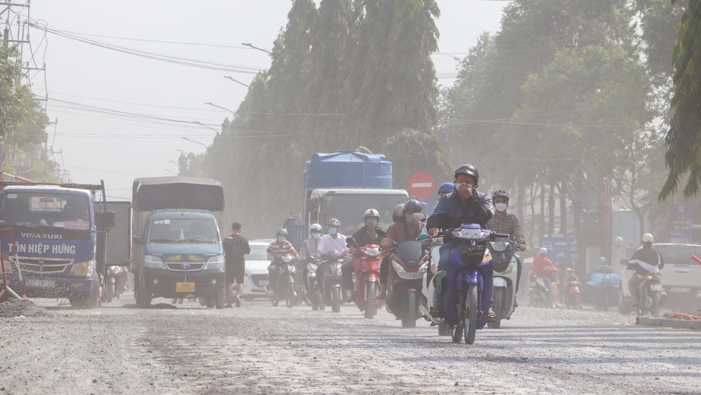 Đặc biệt, tuyến này có nhiều xe trọng tải lớn lưu thông, gây lún cục bộ giữa làm ô tô và làn mô tô. Do đó, việc nâng cấp cao trình đường là cần thiết, nếu không sẽ tiềm ẩn nguy cơ tai nạn giao thông nghiêm trọng.