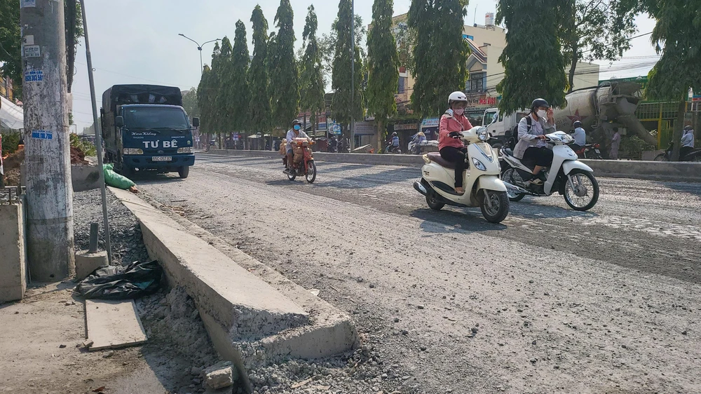 “Vấn đề quan trọng nữa là xử lý được độ lún cục bộ giữa làn xe mô tô và làn ô tô. Đảm bảo khi nâng cấp lên, vấn đề tiềm ẩn nguy cơ tai nạn giao thông trên con đường này do sự chênh lệch hai độ lún của hai làn đường sẽ được xử lý triệt để” - Giám đốc Sở GTVT TP Cần Thơ giải thích thêm.