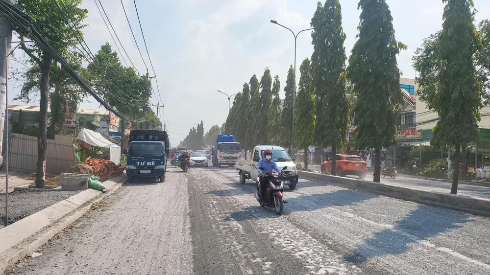 Theo đó, Giám đốc Sở GTVT TP Cần Thơ cho biết từ năm 2011 đến nay tuyến đường này chỉ được duy tu, sửa chữa rất nhỏ, chưa được trùng tu, cạnh đó, cao trình của đường này rất thấp, khoảng 1,8-1,9 m.