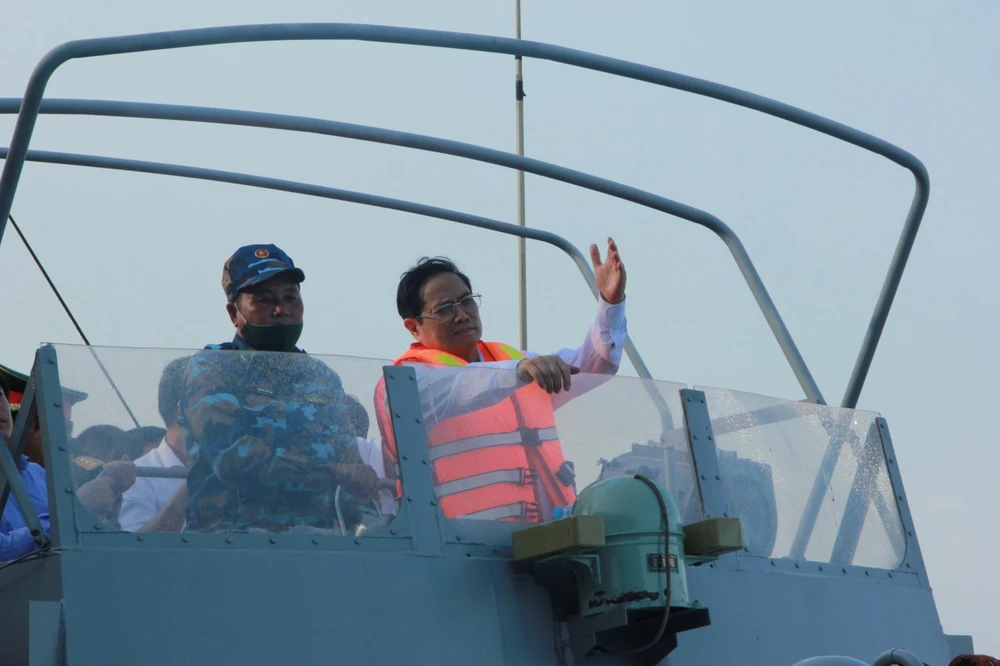 Thủ tướng Phạm Minh Chính đã dành thời gian lên tàu cao tốc khảo sát khu vực cảng Trần Đề. Ảnh: NH