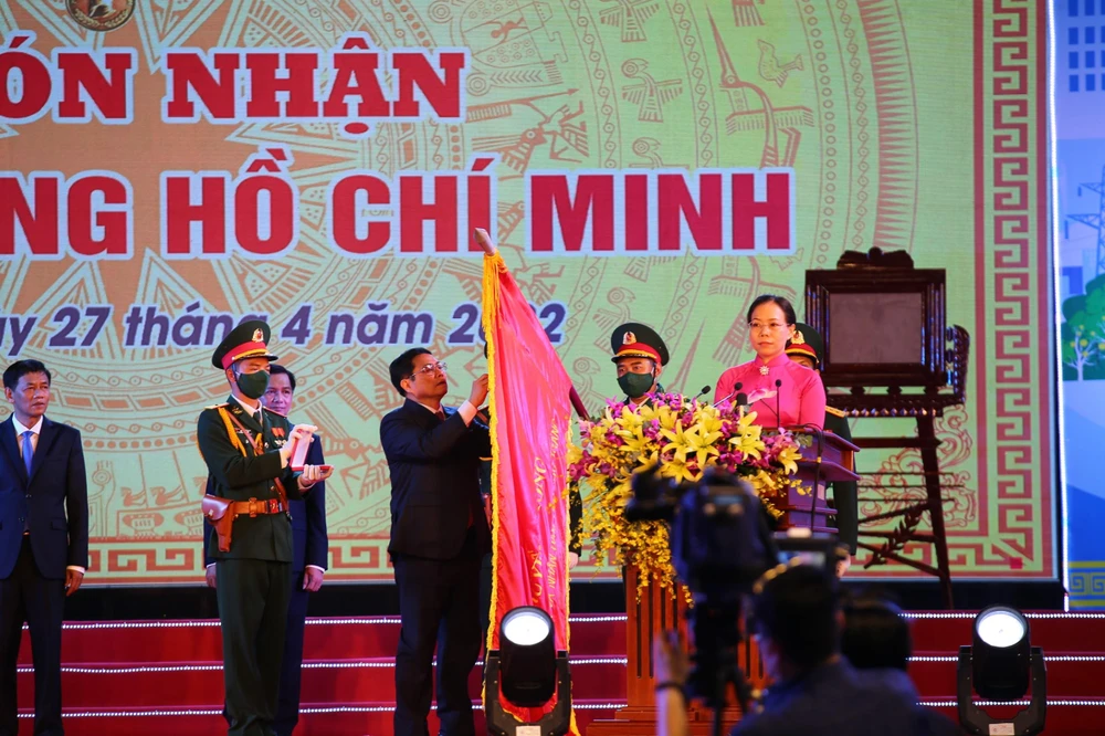 Thủ tướng Phạm Minh Chính trao huân chương Hồ Chí Minh cho Đảng bộ, chính quyền và nhân dân tỉnh Sóc Trăng. Ảnh NH