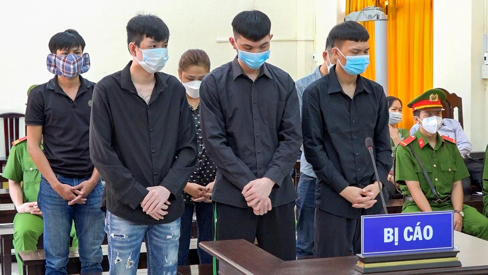 Các bị cáo tại phiên xử sơ thẩm lần 2. Ảnh: VĂN VŨ