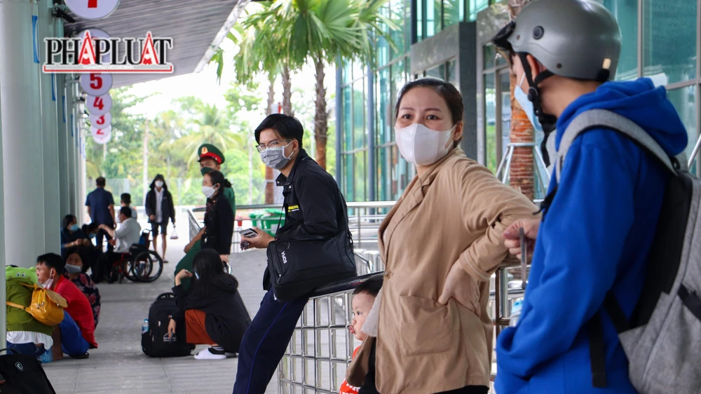 “Điều khá lạ là những năm trước, chiều đông là từ TP.HCM, Bình Dương về miền Tây, năm nay cả hai chiều đều đông khách. Đây có thể xem là tín hiệu khởi sắc, đáng vui của các doanh nghiệp kinh doanh vận tải sau thời gian khó khăn do ảnh hưởng dịch bệnh COVID-19” - chủ một doanh nghiệp kinh doanh vận tải vui mừng nói.