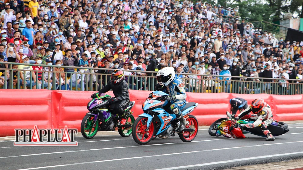 Một tay đua bị sự cố trên đường đua