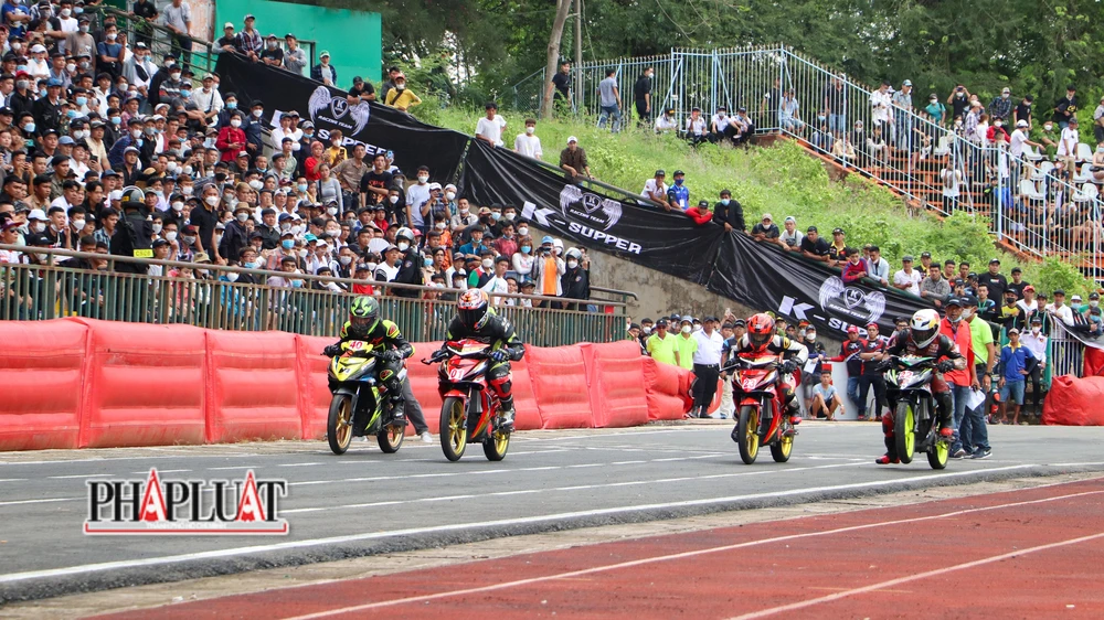 Giải đua mô tô toàn quốc 2022 được tổ chức tại TP Cần Thơ quy tụ 44 tay đua đến từ 23 câu lạc bộ ở chín địa phương. Ảnh: CHÂU ANH Giải đua mô tô toàn quốc 2022 được tổ chức tại TP Cần Thơ quy tụ 44 tay đua đến từ 23 câu lạc bộ ở chín địa phương. Ảnh: CHÂU ANH