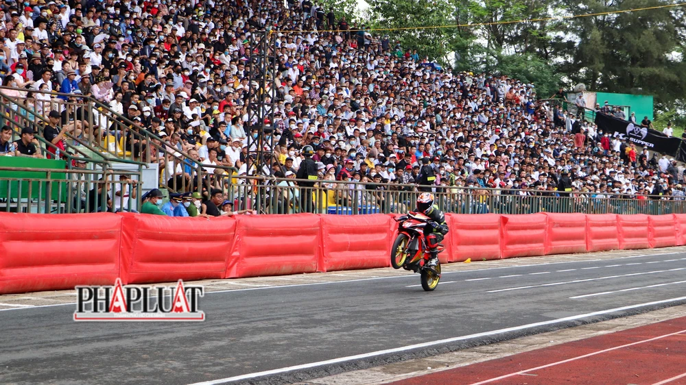 Giải đua mô tô truyền thống này luôn thu hút sự quan tâm của nhiều bạn trẻ, giải năm nay có hàng chục ngàn khán giả các tỉnh ĐBSCL đến xem và cổ vũ trực tiếp.