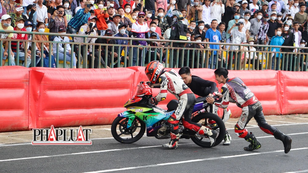 được đồng đội hỗ trợ để trở lại tham gia thi đấu.