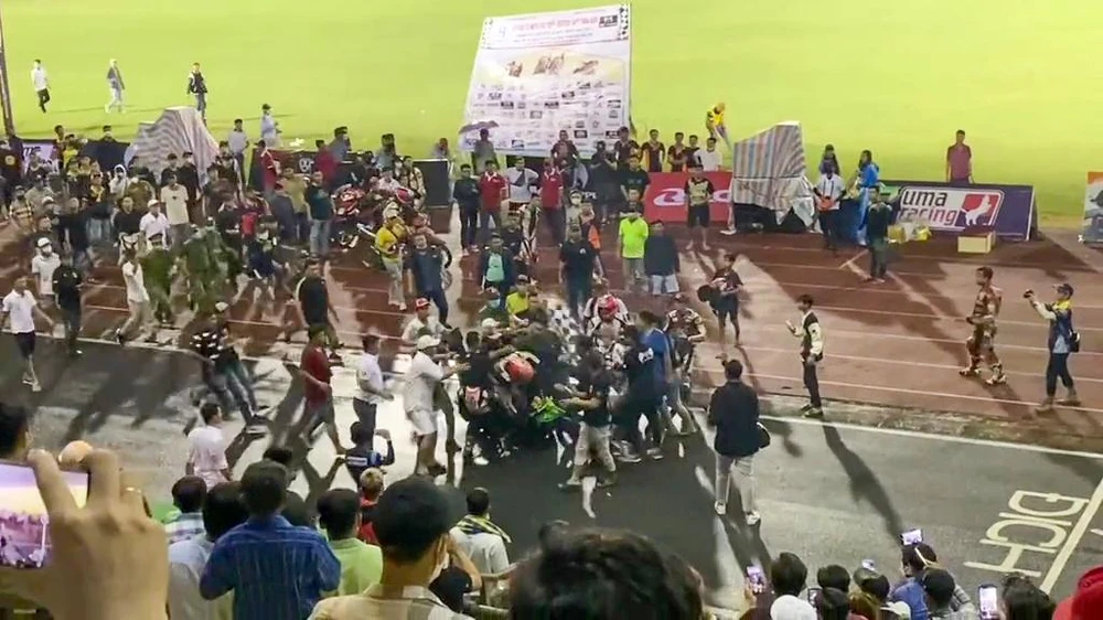 Vụ ẩu đả tại hai tay đua xảy ra tại giải đua mô tô toàn quốc năm 2022 diễn ra ở Cần Thơ được lực lượng công an can thiệp, xử lý kịp thời. Ảnh: cắt từ video. Vụ ẩu đả tại hai tay đua xảy ra tại giải đua mô tô toàn quốc năm 2022 diễn ra ở Cần Thơ được lực lượng công an can thiệp, xử lý kịp thời. Ảnh: cắt từ video.