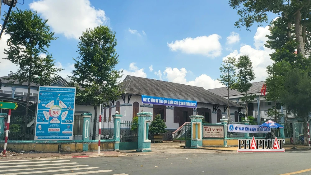 Năm 2021, Sở Y tế tỉnh Kiên Giang đã ký hợp đồng mua bộ trang thiết bị y tế xét nghiệm chẩn đoán in vitro phát hiện RNA của virus SARS-CoV-2 với tổng giá trị hơn 58 tỉ đồng. Ảnh: CHÂU ANH