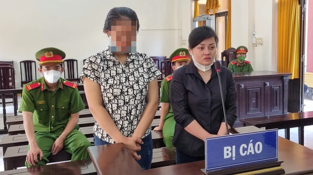 Bị cáo Lê Thị Mỹ Hân (bên trái) và bị cáo Đặng Tuyết Minh (bên phải) tại tòa. Ảnh: VĂN VŨ