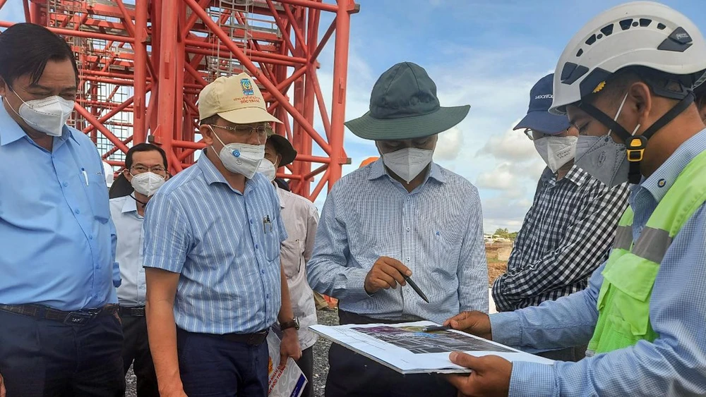 Ông Trần Văn Lâu (thứ ba từ trái sang), Chủ tịch UBND tỉnh Sóc Trăng khảo sát thực tế tại công trình điện gió ở thị xã Vĩnh Châu. Ảnh: DIỄM HẰNG