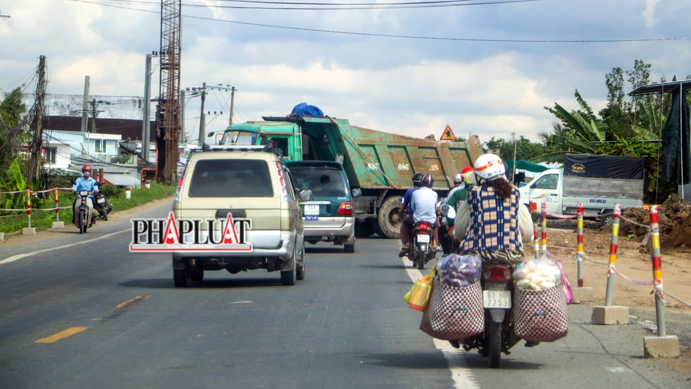 Từ thực tế đó, Ban Quản lý dự án 7 nghiêm khắc phê bình và yêu cầu nhà thầu chấn chỉnh, huy động nhân lực, thiết bị máy móc cho từng hạng mục thi công, đồng thời, tổ chức tăng ca để bù lại các khối lượng bị chậm trước ngày 28-4.