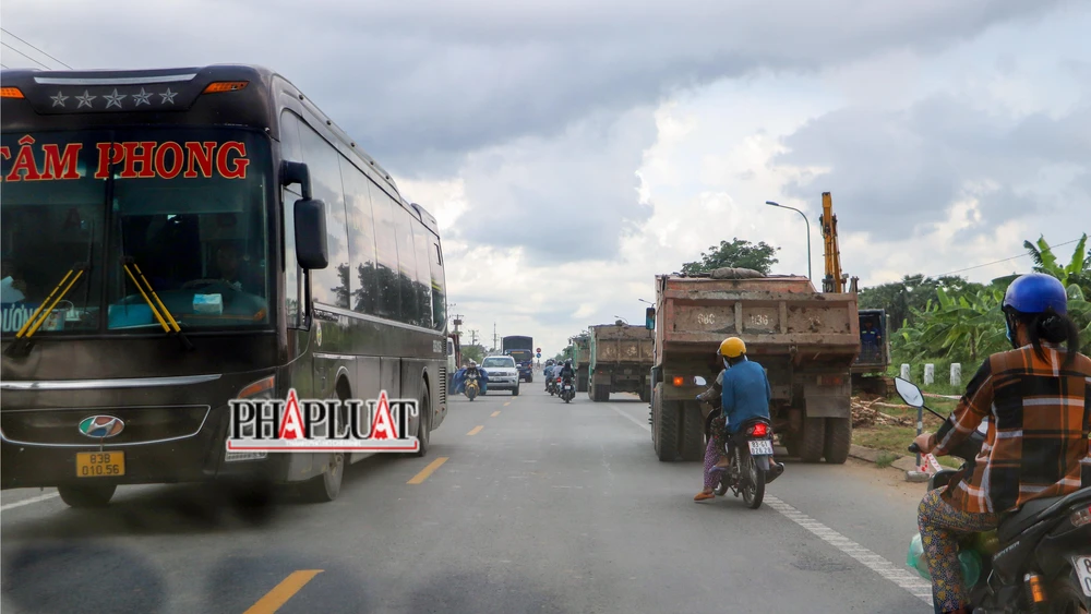 Tuy nhiên, ghi nhận thực tế trong chiều 12-5 tại dự án, PV PLO ghi nhận tại một số đoạn tuyến, việc trang bị đảm bảo ATGT vẫn chưa được khắc phục triệt để dù chủ đầu tư đã nhiều lần nhắc nhở nhà thầu.