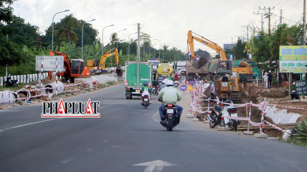 Đoạn thi công thuộc địa bàn thị trấn Châu Thành (huyện Châu Thành, tỉnh Sóc Trăng) hiện đang trong giai đoạn đào xới, lắp ống cống dọc. Tuy nhiên, các phương tiện vận chuyển vật tư ngang nhiên đậu đỗ giữa lòng đường và không có bất kỳ người nào điều tiết giao thông.