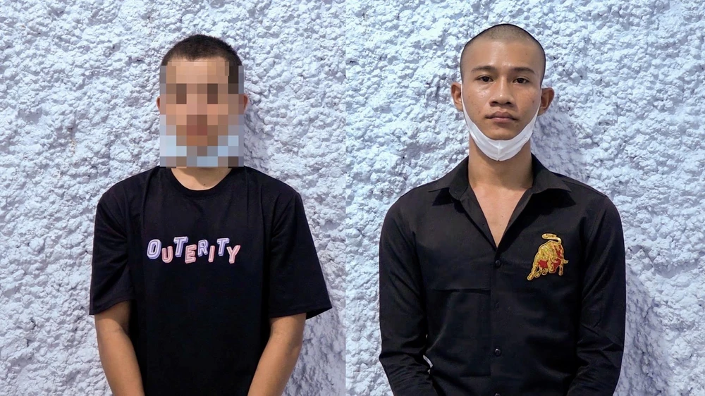 Từ trái qua: Danh Mel Tel và Danh Sóc Phi tại cơ quan công an. Ảnh; VĂN VŨ