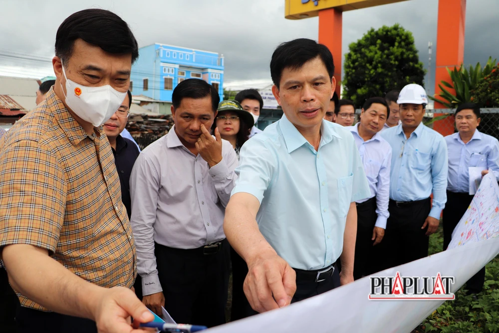 Ông Vũ Hồng Thanh (bìa trái), Chủ nhiệm Ủy ban Kinh tế của Quốc hội dẫn đầu đoàn công tác của Trung ương đến khảo sát thực địa. Ảnh: BT