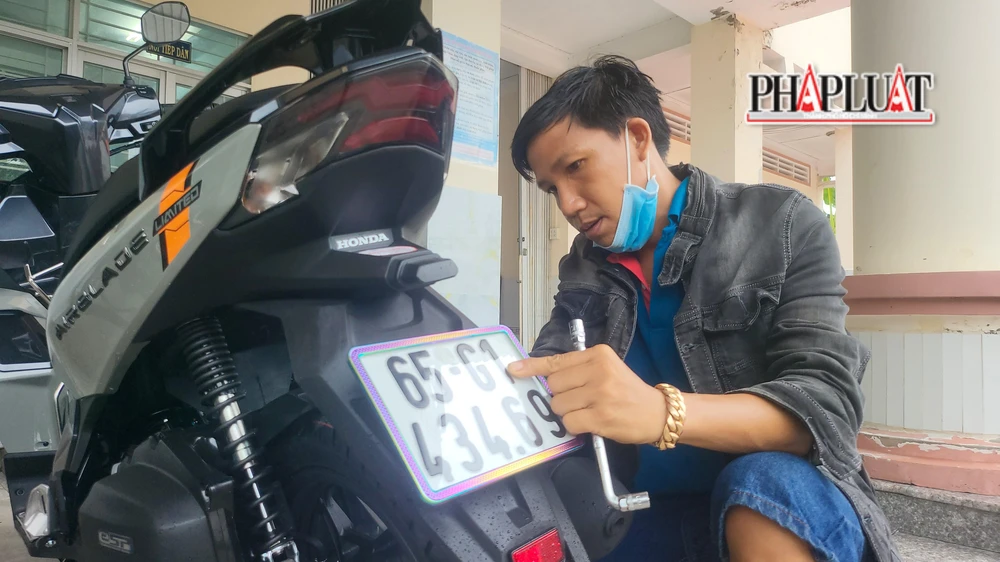 Trong buổi sáng đầu tiên triển khai thực hiện nhiệm vụ mới, Công an xã Mỹ Khánh đã tiến hành đăng ký BKS mới cho bốn phương tiện và thực hiện thủ tục sang tên cho ba xe khác. Là một trong những người đầu tiên thực hiện đăng ký cấp BKS xe máy tại công an xã, anh Huỳnh Thanh Hải (ngụ xã Mỹ Khánh), cho biết việc đăng ký và lấy BKS diễn ra rất nhanh, tiết kiệm nhiều thời gian cho người dân.