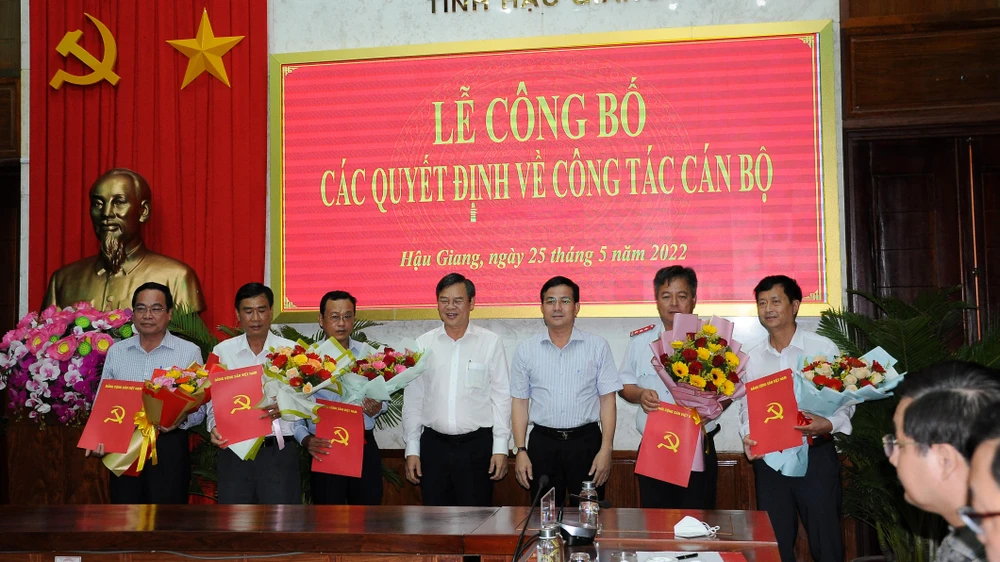 Các cán bộ được Chủ tịch UBND tỉnh Hậu Giang bổ nhiệm lại. Ảnh: BT