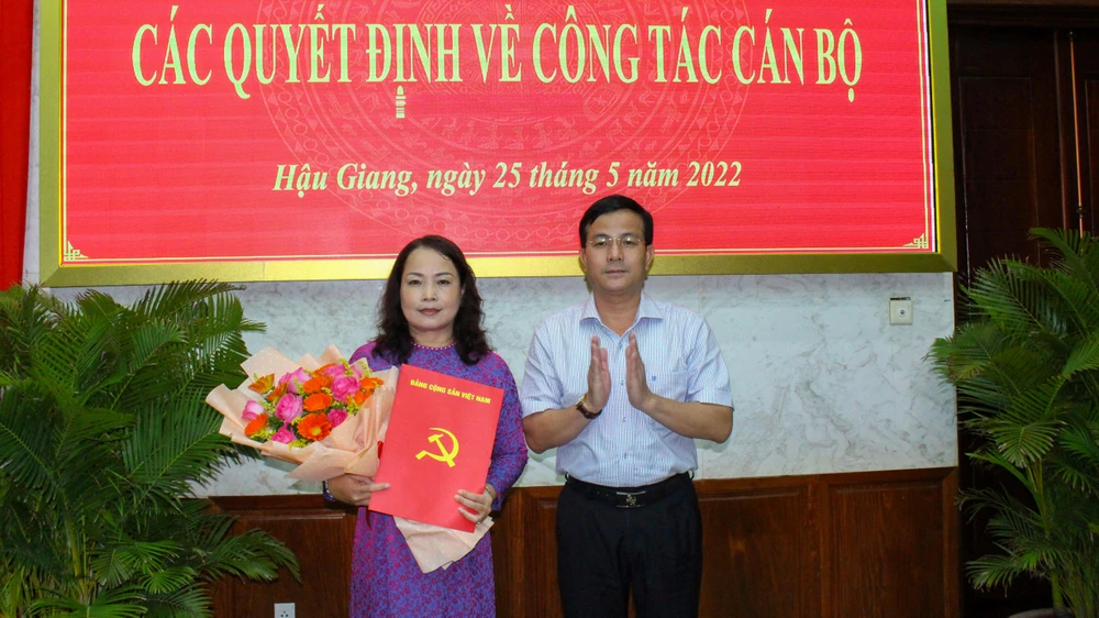 Bà Đỗ Thị Bích Phượng (bìa trái), Phó Chủ tịch Hội Liên hiệp Phụ nữ Việt nam tỉnh được điều động, bổ nhiệm giữ chức Phó Tổng Biên tập Báo Hậu Giang. Ảnh: BT