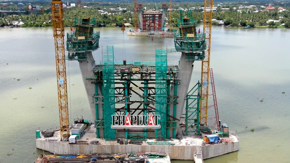 Dự án thành phần cầu Mỹ Thuận 2 và đường dẫn hai đầu cầu thuộc dự án xây dựng một số đoạn đường bộ cao tốc trên tuyến Bắc - Nam phía Đông, giai đoạn 2017-2020 nối hai tỉnh Tiền Giang và Vĩnh Long.