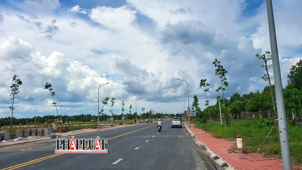 Dự án Đường tỉnh 927C (trước đây là dự án tuyến nối thị xã Ngã Bảy và đường Nam sông Hậu) nối quốc lộ 1 đến đường Nam sông Hậu, tổng kinh phí đầu tư khoảng 850 tỉ đồng, thời gian thực hiện từ 2017-2020. Ảnh: CHÂU ANH