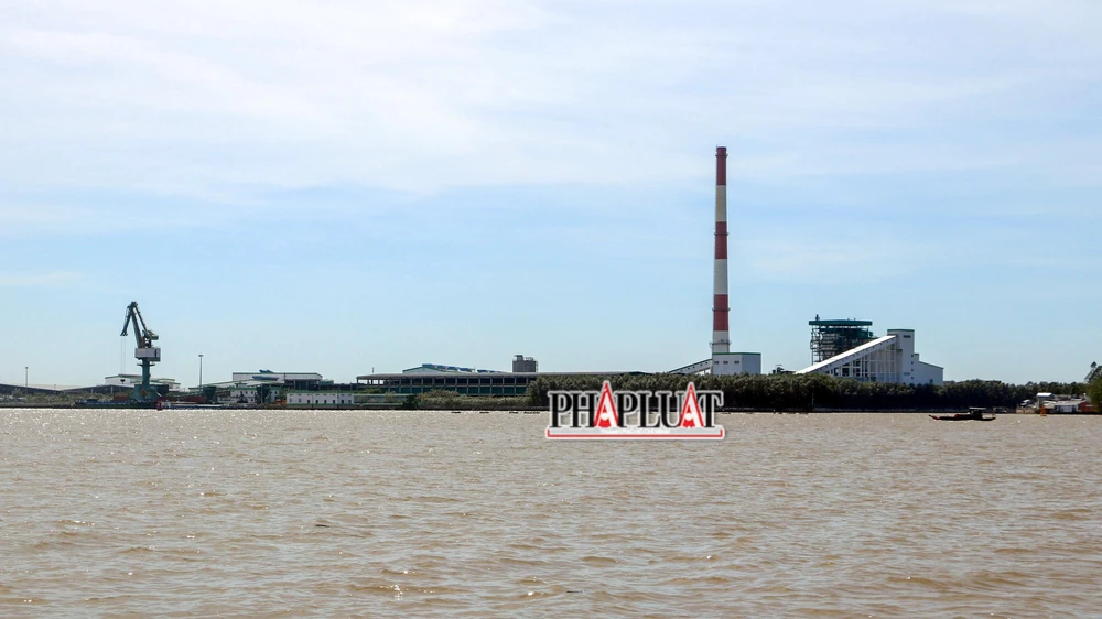 Theo đánh giá, hoạt động sản xuất của dự án có lưu lượng xả thải rất lớn, nguồn tiếp nhận nước thải là sông Hậu, con sông lớn nhất và là nguồn cung nước ngọt chính của các tỉnh, thành khu vực Tây Nam bộ. Ảnh: CHÂU ANH