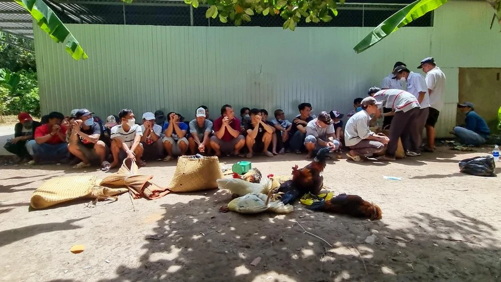 Tại hiện trường, Công an đã bắt được 27 người, tạm giữ số tiền hơn 100 triệu đồng. Ảnh: VĂN VŨ