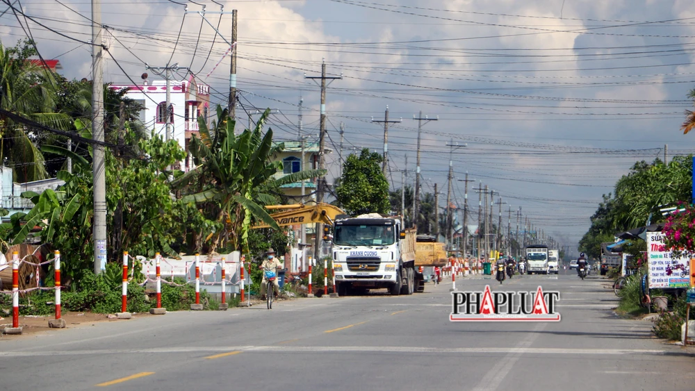 2/4 gói thầu của dự án nâng cấp, cải tạo Quốc lộ 1A đoạn qua hai tỉnh Hậu Giang và Sóc Trăng chậm do thiếu cát. Ảnh: CHÂU ANH